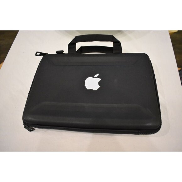 Thulke Gauntlet MacBook Pro Attache Case Black - Picture 2 of 10